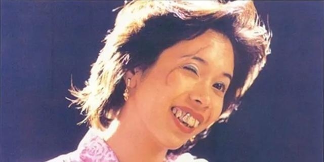 青澀的中學生莫文蔚原來留著一頭短髮,五官幾乎沒有變化,氣質也一樣親切和藹。