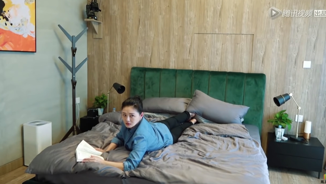 當汪小菲邀請大S一起出去踩單車時，坐在後座的大S因為對單車有恐懼而顯得非常害怕