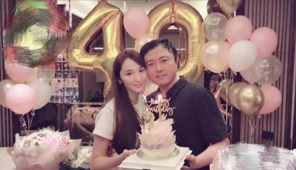 吳佩慈的男友紀曉波就多次傳出陷入財務危機,爆出因公司經營不善欠債約64億港元