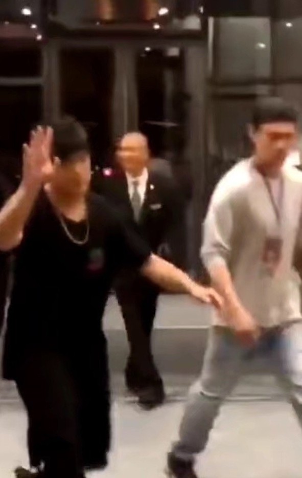周杰倫被批耍大牌!粉絲送禮遭保鑣粗暴打手視而不見?