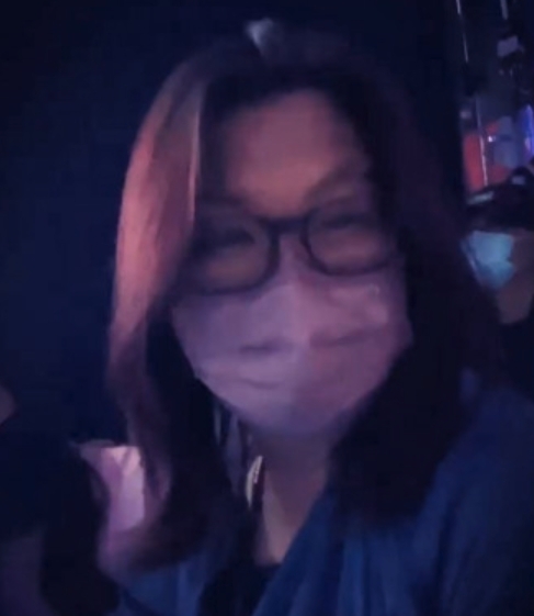 原來帽子價值$3000港元!難怪台前幕後都為他此舉十分緊張,經理人花姐(黃慧君)更被攝下一臉堂皇的樣子