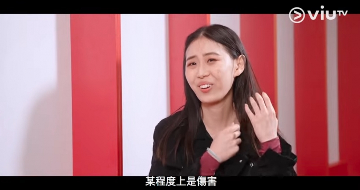 OK姐認為戴隱形眼鏡是勉強自己的行為,指眼睛很乾不適合戴,亦認為無必要在短暫上街一、兩小時亦化妝。至於偷懶不嘗試「夾頭髮