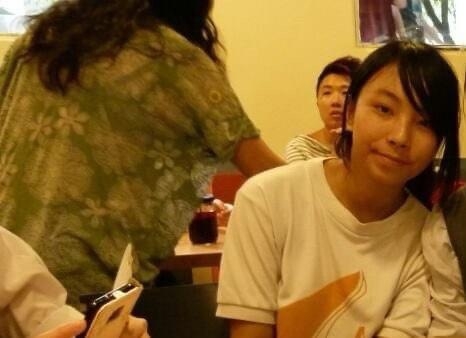 ZOE中學的照片被翻出,當年的她樣子青澀,雖然同樣留著齊瀏海,但氣質和相差甚遠!不