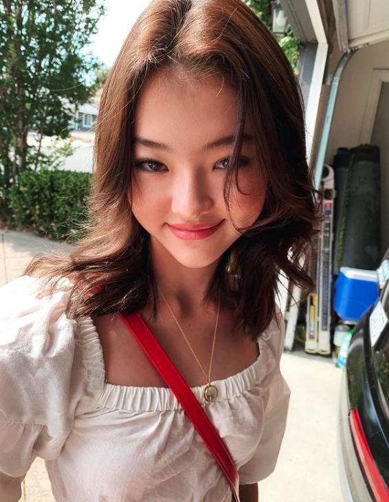 Ella已經12歲,婷婷玉立且長高不少的她,短短2年間感覺長大許多!她的打扮都變得十分時尚