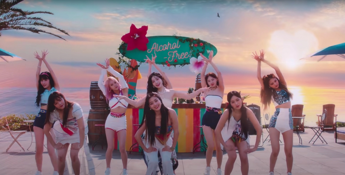 Twice新造型全由絲巾做 盤點韓女星神奇打歌服 Blackpink頭帶當腰帶 Aespa口罩當上衣 Girlstyle 女生日常