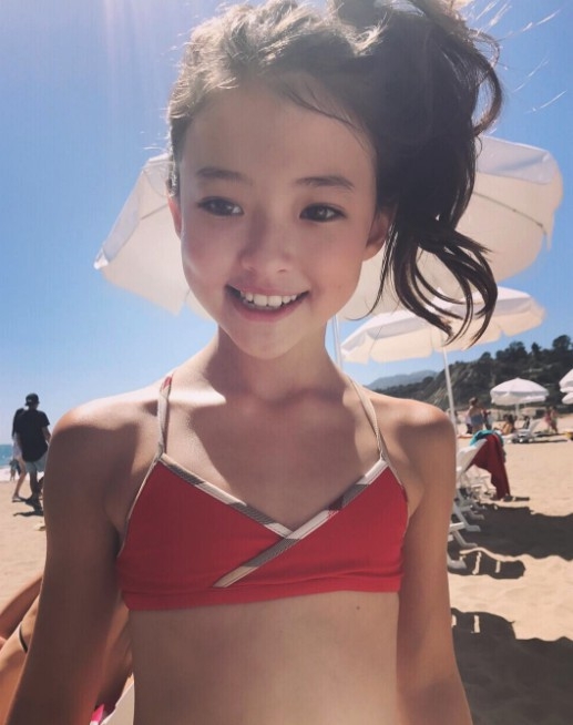 在韓國爆紅被譽為「小Jennie」的最美混血女童模特兒Ella Gross,眼間已12歲成為一位少女