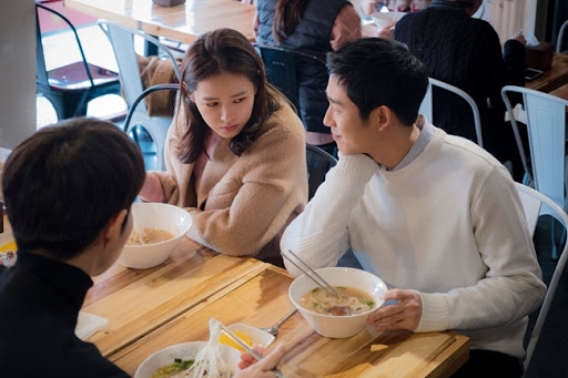 網民也有給予建議,認為她應和妹妹溝通:「直接傾好夾定邊個出/AA制,係一家人都會體諒啦」