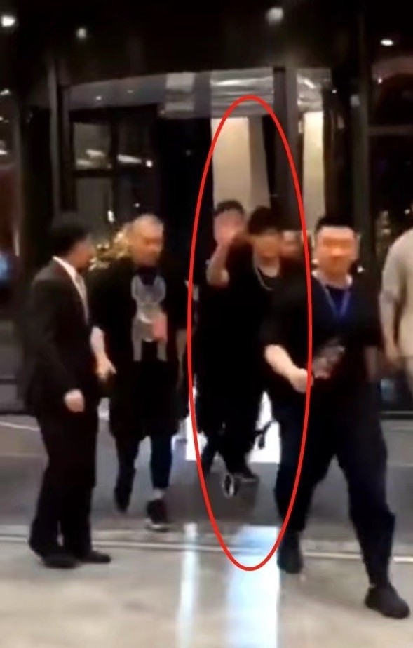 周杰倫被批耍大牌!粉絲送禮遭保鑣粗暴打手,視而不見疑默許?