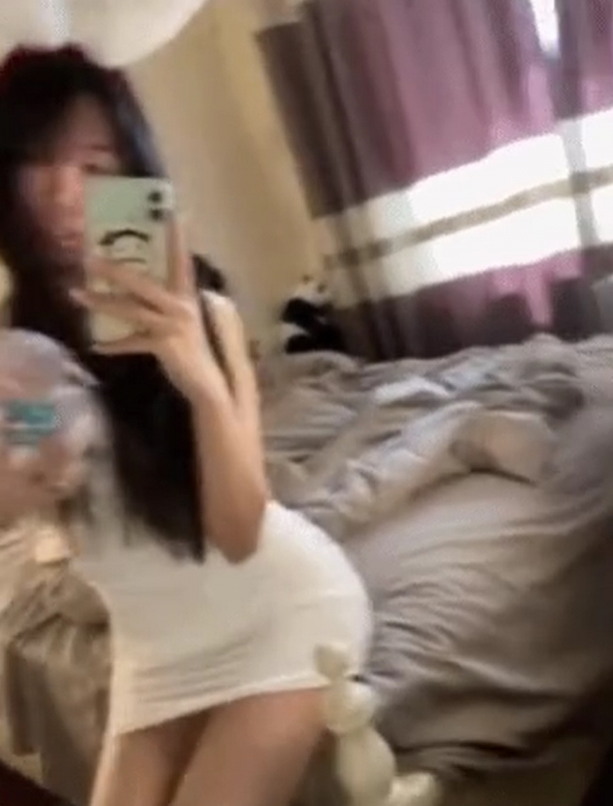 小夢再上載了一張身穿白色短裙,有著可愛兔子打扮的照片。怎料她竟無意把iPhone有著動態功能的原況照片(Live Photo)錯手上載