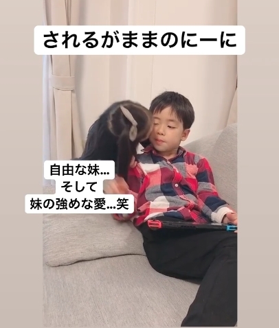 哥哥在打遊戲機時,也最喜愛打擾他,最終遊戲機還是輸給了妹妹!