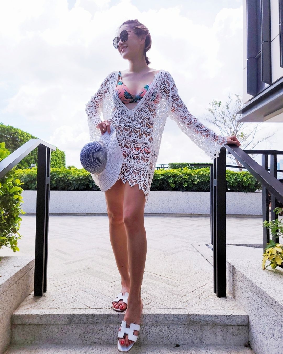 陳豪、陳茵媺帶著 3 個孩子一起Staycation,Aimee 更穿上了價值港幣 $5,500 元的Hermès Oasis Sandal