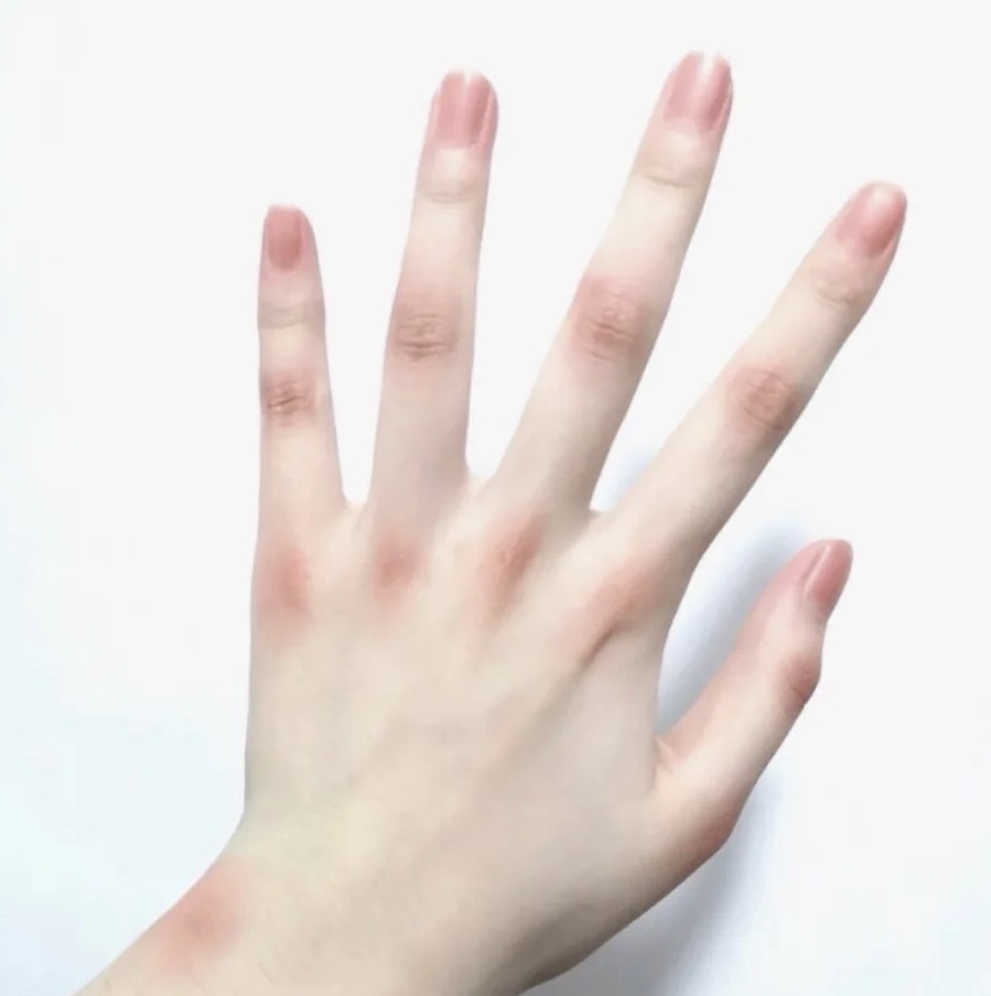 手指的關節也可以塗上腮紅,讓形象變得更乾淨且有元氣!