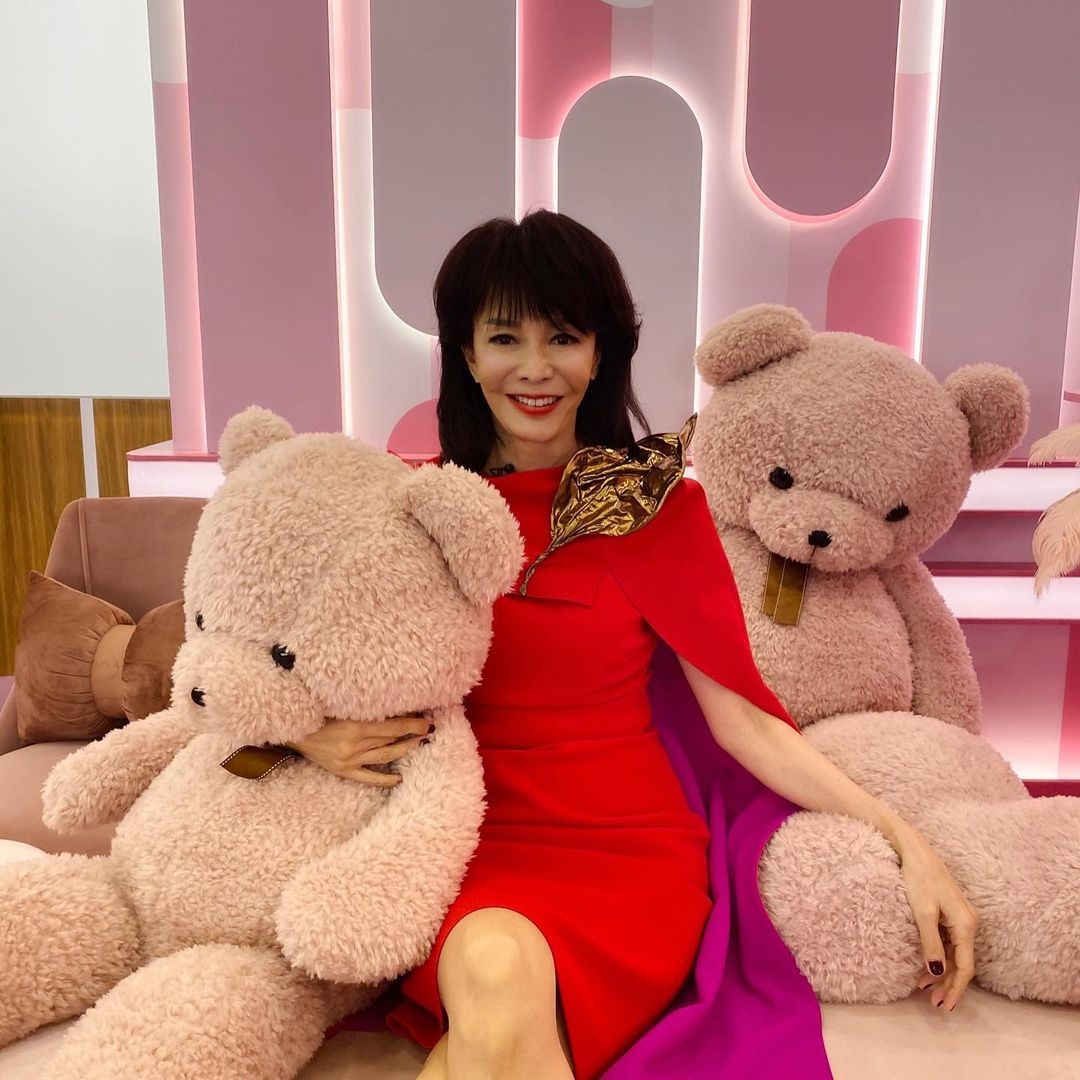 63歲的鄭裕玲(Do姐)今(25日)在 IG 發佈多張青春可人的舊照,當中一張極性感的一件頭泳衣照大騷完美身材