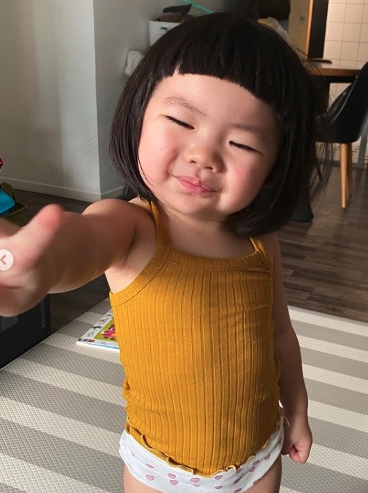 肥仔的含羞為食表情的確和Lucy有點神似,他具備了Lucy招牌的齊瀏海、雙下巴和肚腩