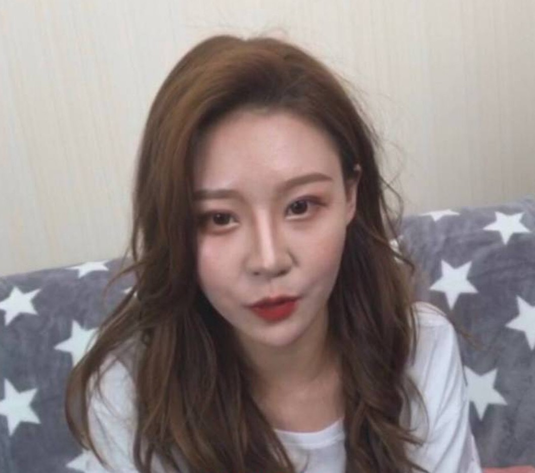 人氣急升的溫婉日前就開直播與網民互動，不過在影片中明顯沒有加上抖音片段中的美顏濾鏡