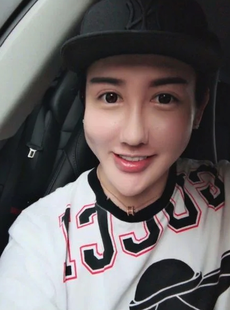 不少網民都把焦點放在蛇精男劉梓晨的樣子上,因為他罕有的沒開美顏功能拍片