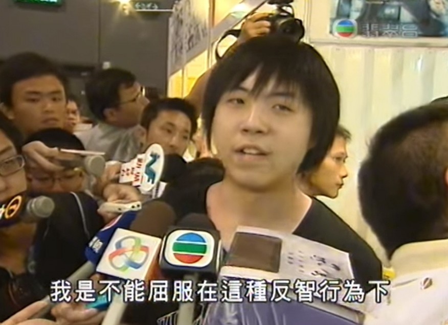 2007年在香港動漫節開幕時,當時連續三年排頭位的動漫迷就以一個「花式轉身」