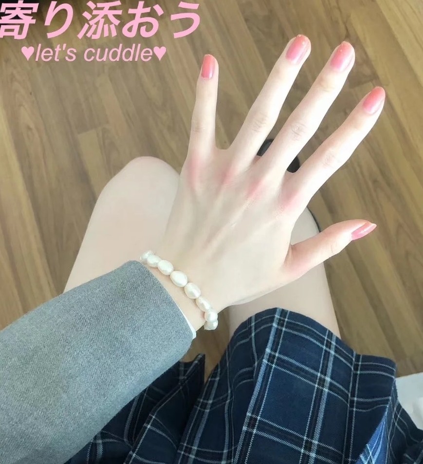 手指的關節也可以塗上腮紅,讓形象變得更乾淨且有元氣!