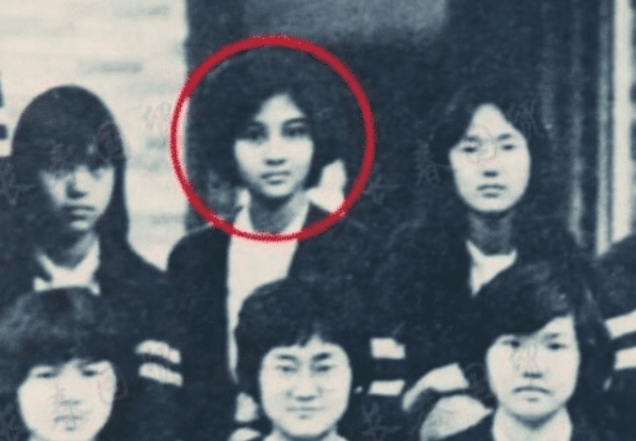 混血藝人童年照|童年時的李嘉欣已經長得亭亭玉立,很有小公主的模樣。