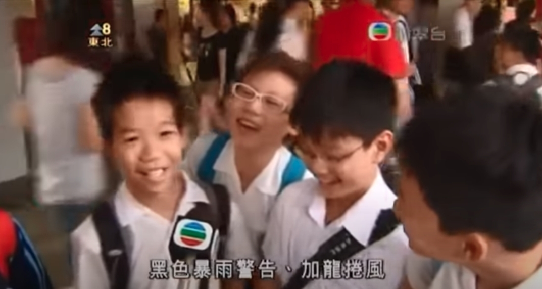 極為天真的小學生心直口快,竟因抱怨有十一樣功課,而在鏡頭前祝願香港有龍捲風來襲