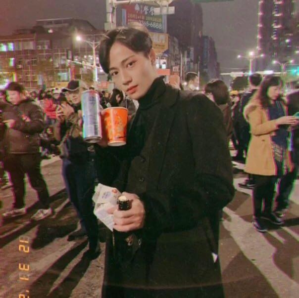 Leon的照片也有不少「女友視角」,逛夜市、Shopping、運動的生活照都引來不少女生的「暴動」
