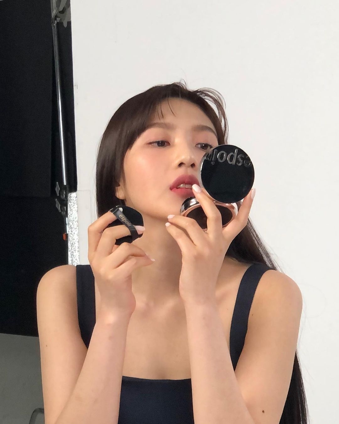 超強「三文治定妝法」打造控油、持久底妝,女星上台唱跳、高溫悶熱下依舊不脫妝的秘訣!