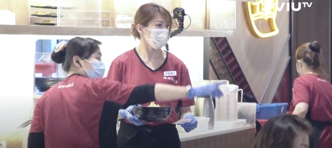 ViuTV中女唔易做｜康子妮穿上譚仔的專屬制服非常有模有樣，更開始學習洗碗、落單、傳菜