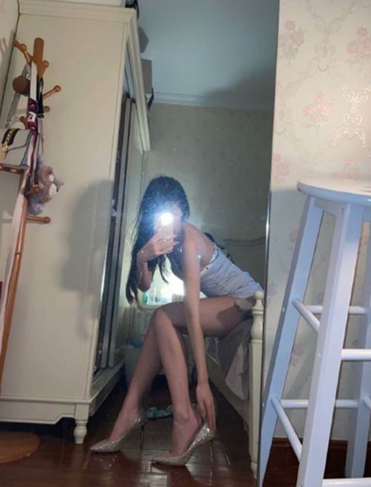 小夢再上載了一張身穿白色短裙,有著可愛兔子打扮的照片。怎料她竟無意把iPhone有著動態功能的原況照片(Live Photo)錯手上載