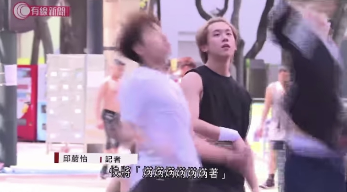 ,主播在報導止汗劑成分時,當中講到:「烈日下打籃球,不想滿身臭汗味,止汗劑可能幫到你」畫面由主播的樣子,換成姜濤與隊友