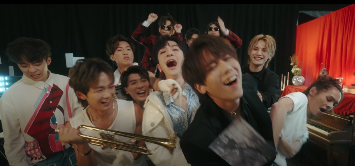 《BOSS》一曲顯得MIRROR全員十分有活力,位位也面帶燦爛笑容