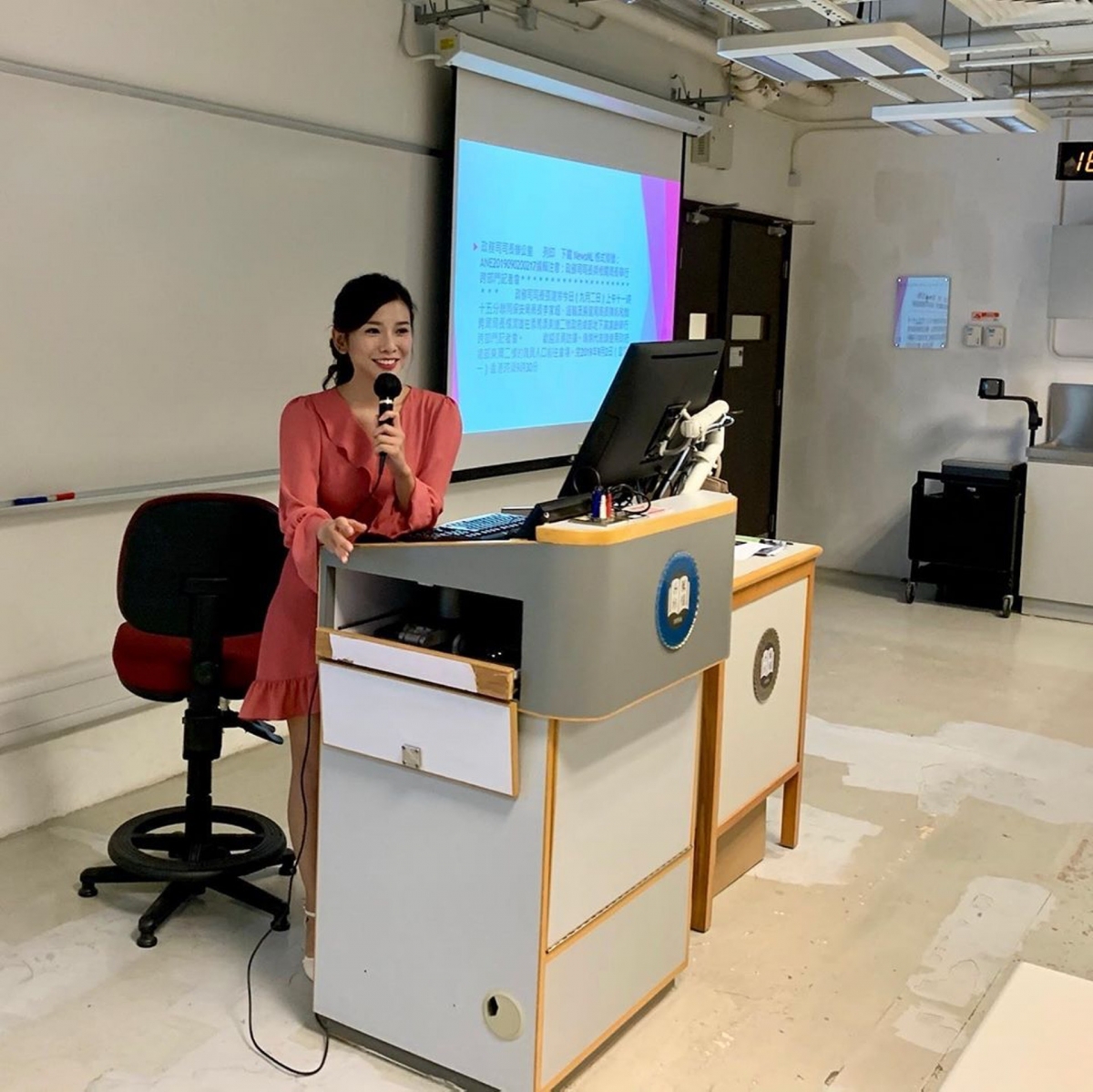梁凱寧在2019年辭離無綫新聞主播一職,轉為香港浸會大學任客席講師