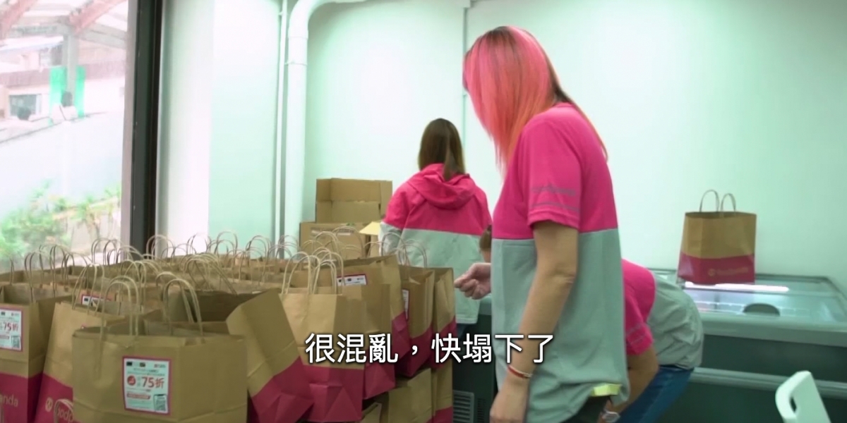 中女唔易做杜如風｜本身堆疊得很完美的紙袋卻被杜如風弄得快塌下來，杜如風表示：「我盡能力將佢平衡！」