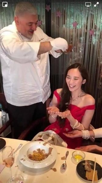 吳佩慈生日時,大廚為她製作精緻美食,該主廚還將每克價值連城的白松露片當成雪花灑在她的頭頂上