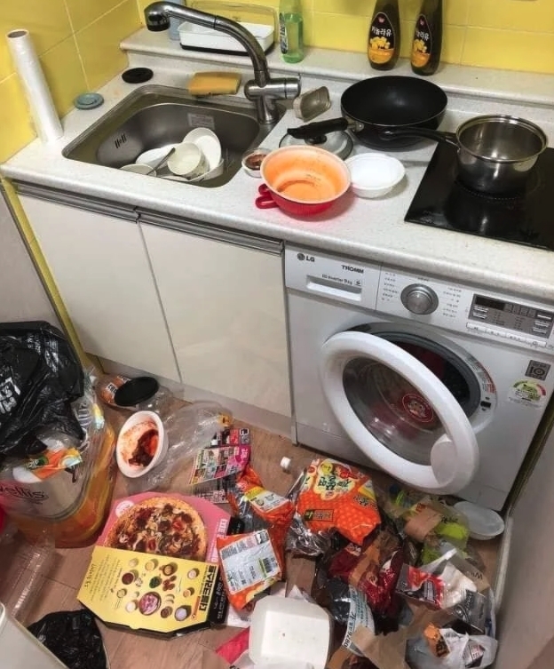 女生的衣物和化妝品全都放置地上,連同直髮夾、護膚品、風筒瑣碎的日常用品混在一起,有些更遍佈地上每一角落