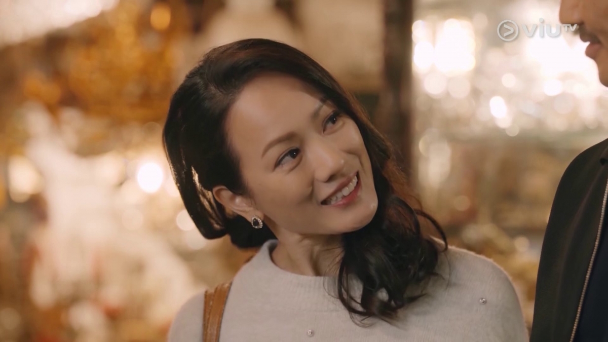 ViuTV BL 劇集《大叔的愛》掀起一陣煲劇熱,除了主角們的表現令人眼前一亮外,劇中多位綠葉配角演員的助攻亦加了不少分數!其中一位最受觀眾歡迎的必定是飾演 KK(黃德斌飾)老婆 Francesca 的美魔女簡慕華,