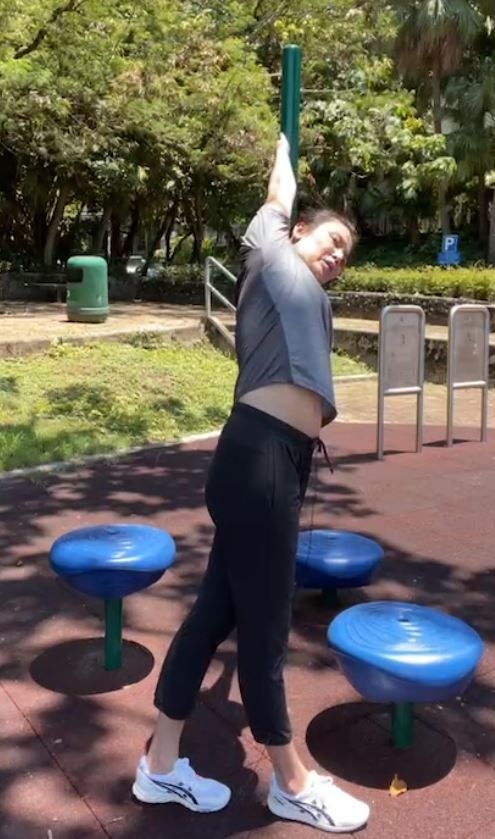 鄭伊健老婆蒙嘉慧在示範其中一個拉筋動作時需要側身彎腰,卻不小心令上衣走位