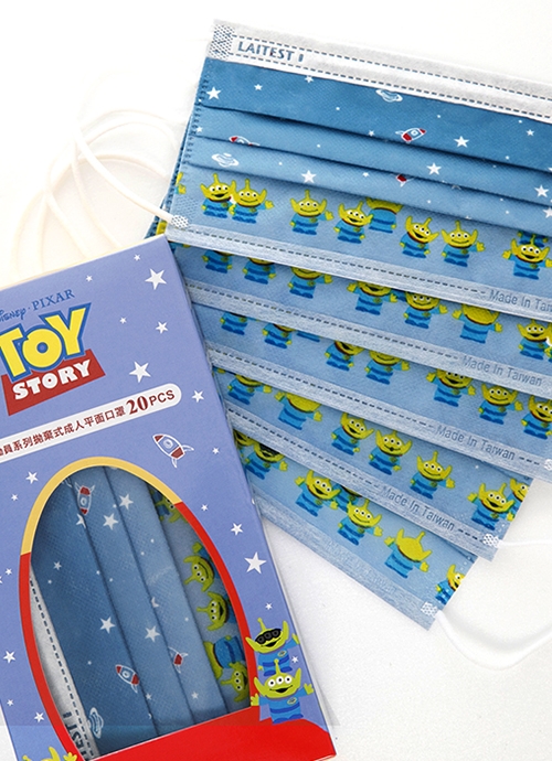 至於Toy Story的款式就用了人氣角色三眼仔作主題,共有兩款不同顏色的口罩可選!一款白底印上Pizza星球和三眼仔圖案十分可愛