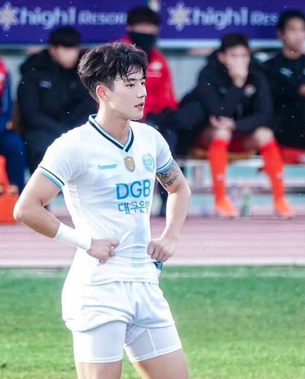 韓國男子足球選手鄭勝元(정승원)早前已經因為顏值太高而掀起熱話!