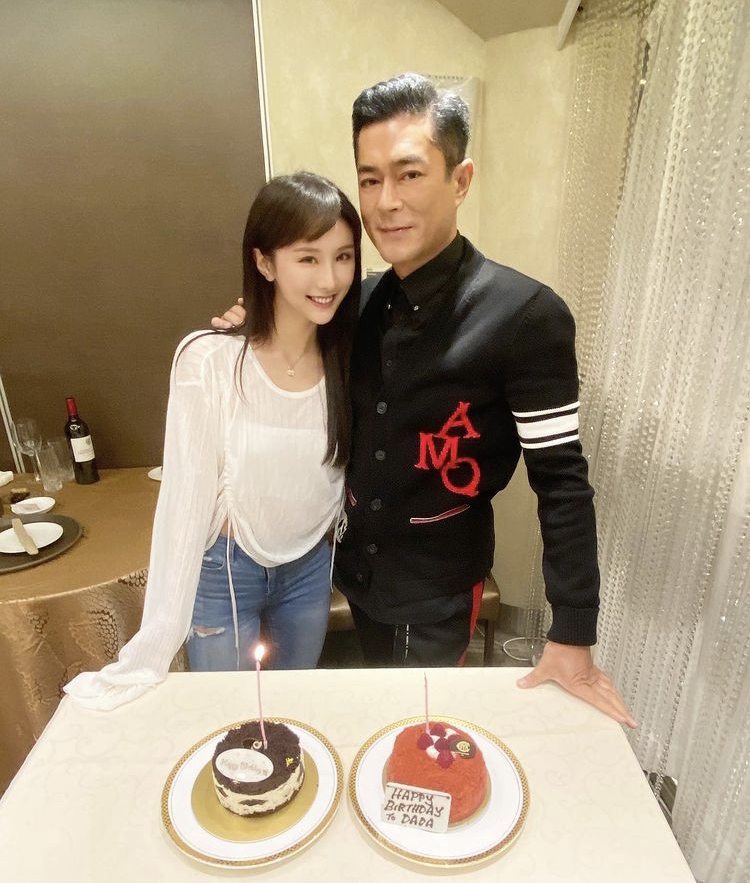 有傳Dada早前以7位數字酬勞跟施念慈旗下的「天加一」續了3年約,同時亦跟古天樂的「天下一」簽下3年電影合約。