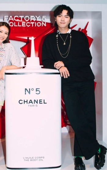 他身旁的Chanel N°5 CHANEL FACTORY 5系列香氛精油,有著全白的新包裝,更希望粉絲們能一同感受香水的格調