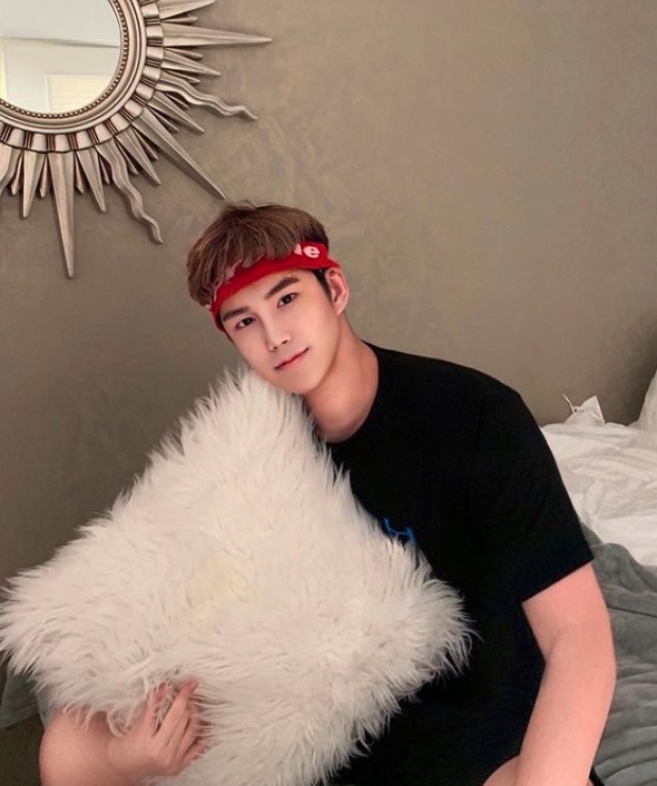 原來小宜在網絡上是為KOL網紅，IG上更坐擁7萬粉絲！他在網絡上仿似有著另一個身份，圖片中貌似韓國美男的這位