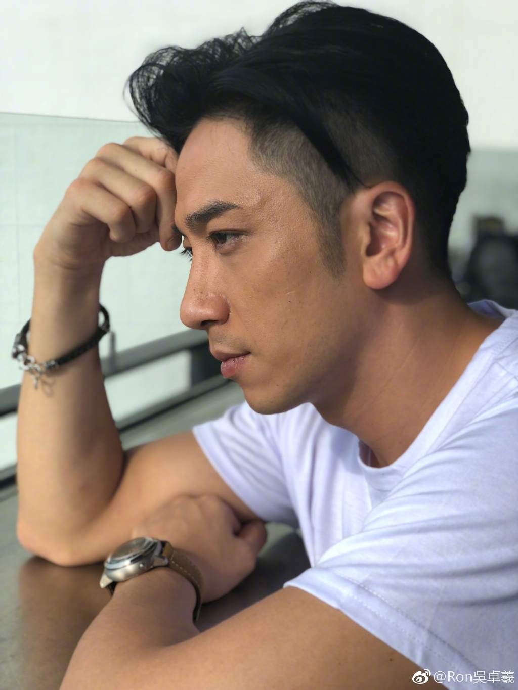 比起以往青澀的書生模樣,踏入40大關的吳卓羲不但男人味急升,而且更減退了不少稚氣,不少網民也大讚絕對是迎來了他的全盛時期!