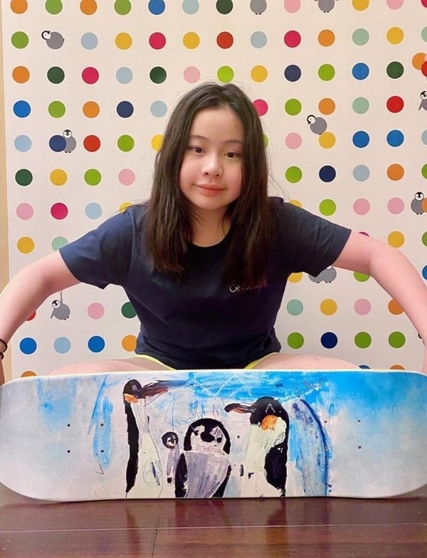 劉鑾雄大劉女兒劉秀樺在滑板上畫了媽媽甘比最心愛的卡通人物Pingu企鵝