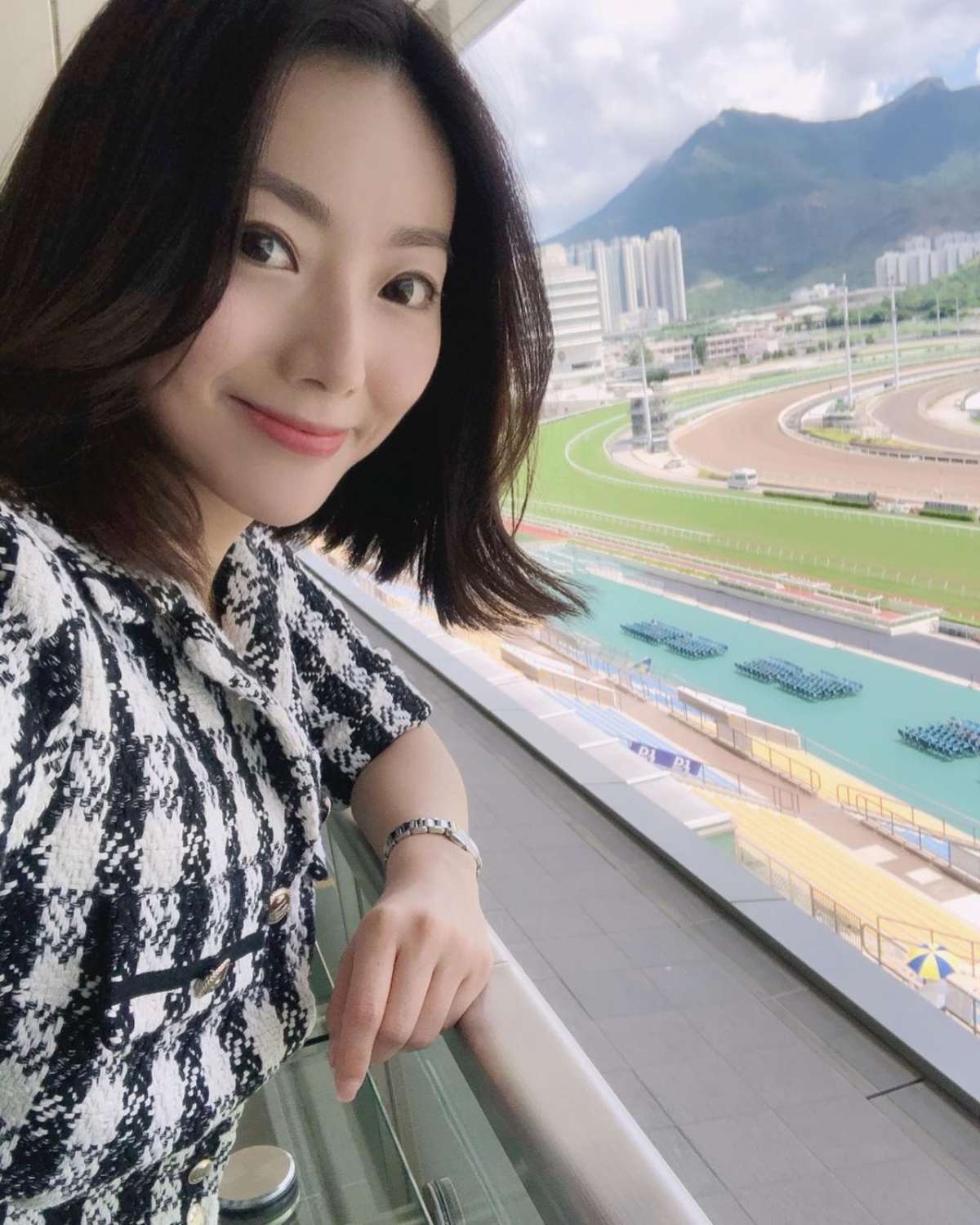 周嘉儀自轉戰金融界後,生活質素明顯上升不少,除了購入愈來愈多名牌手袋,亦經常出入馬場