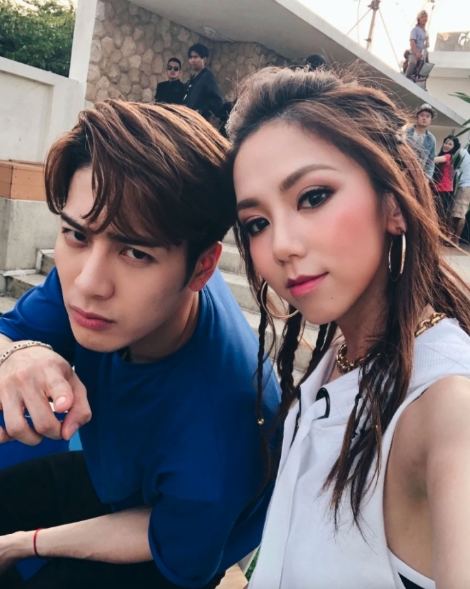 而不少在內地發展的香港明星們如鄧紫棋、王嘉爾(Jackson)亦有紛紛出 post 恭賀,可見張家朗的影響力!