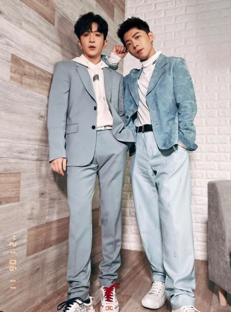 由ViuTV全民造星比賽出身的男團MIRROR近日人氣再升!兩位成員Anson Lo(盧瀚霆)和Edan(呂爵安)最近在劇集《大叔的愛》