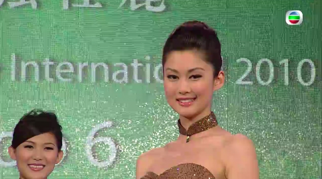 岑麗香於2010年以26歲之齡參選《國際中華小姐競選》,當年參選時的岑麗香外貌不像是走「它男女神」的路線