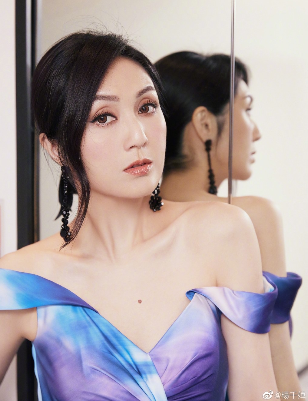 不少香港明星亦相當關注鄭州的災情，更紛紛熱心帶頭捐款。英皇旗下藝人謝霆鋒、以及在內地爆紅的陳偉霆就各自捐款 100 萬人民幣；而容祖兒（Joey）、蔡卓妍（阿Sa）亦分別捐款 50 萬人民幣緩助河南水災。