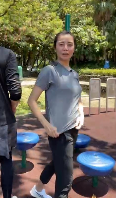 鄭伊健老婆蒙嘉慧臉型及身形似乎發福了不少,就連她也忍不住自嘲身形突變,而 K Sir 還笑她是「大山婆」