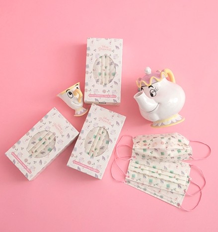 台灣Grace Gift近日推出了超夢幻的迪士尼粉色口罩!《美女與野獸》淡黃色的款式印上茶壺太太和玫瑰花的圖樣